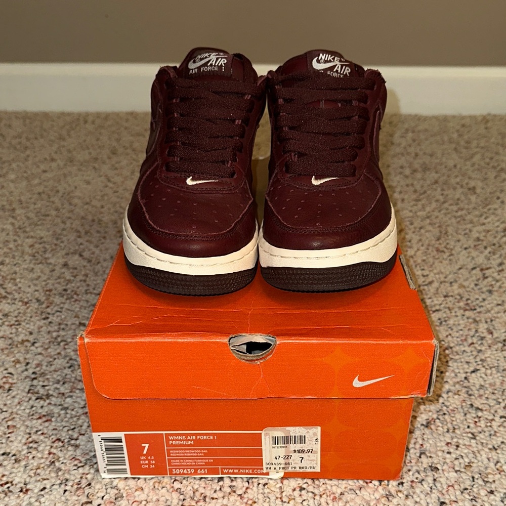 Gently used women’s Air Force 1 Premium redwood/redwood sail
